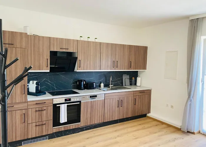 Beim Schloss Ort Mit Balkon Und Parkplatz