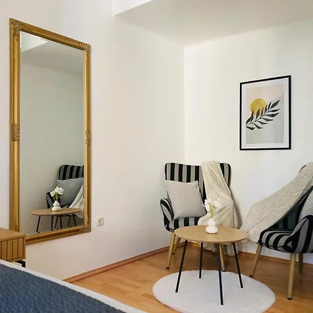 Beim Schloss Ort Mit Balkon Und Parkplatz גמונדן